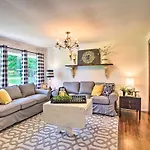 Charming Country Cottage 5 Mi To Downtown Tulsa!