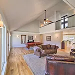 Grand Tulsa Getaway With Private Pond, Dock And Deck