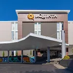 La Quinta Inn & Suites By Wyndham Tulsa Downtown/Route 66