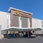 La Quinta Inn & Suites By Wyndham Tulsa Downtown/Route 66