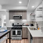 Cozy 1Br Near Bok Center, Cox Convention Center