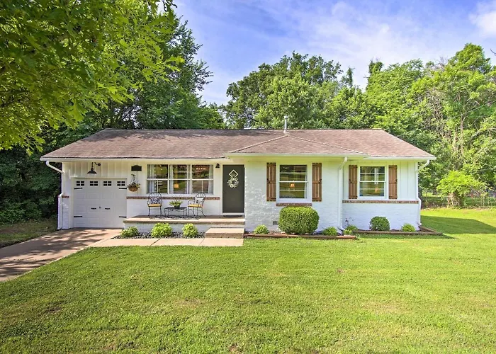 Charming Country Cottage 5 Mi To Downtown Tulsa!