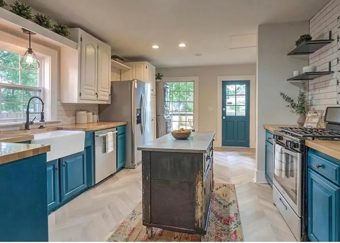 Midtown Masterpiece Whot Tub, Pets By Hvnlyhomes