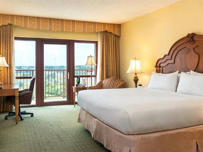 Renaissance & Convention Center Hotel 4*