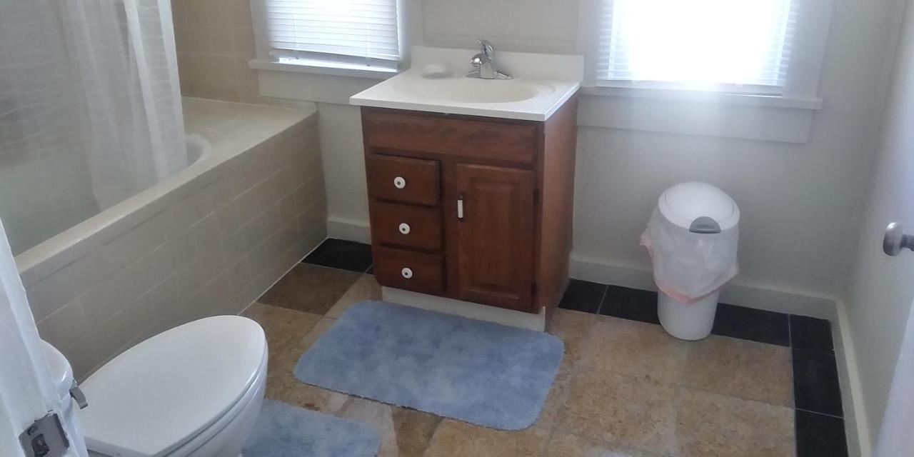 Holiday home 3-br 2-bath Family-friendly -10 Min To *