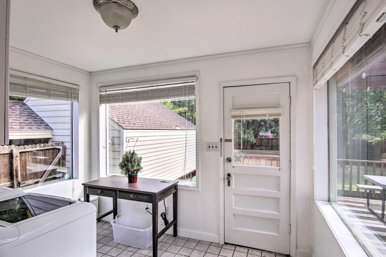 Charming With Furnished Deck! Holiday home *