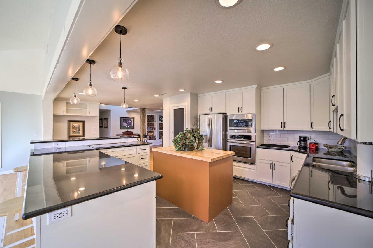 Grand Getaway With Private Pond, Dock And Deck Holiday home Tulsa