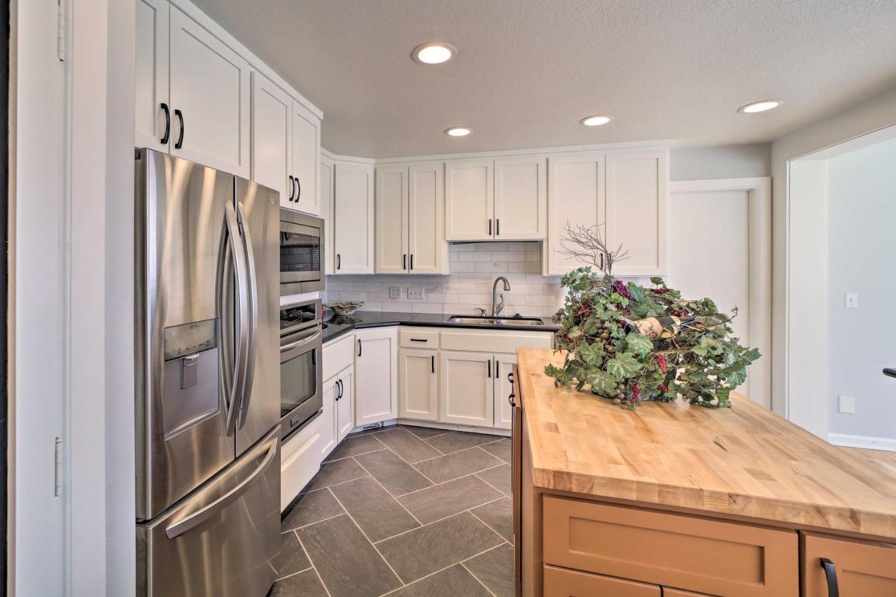 Grand Getaway With Private Pond, Dock And Deck Holiday home Tulsa