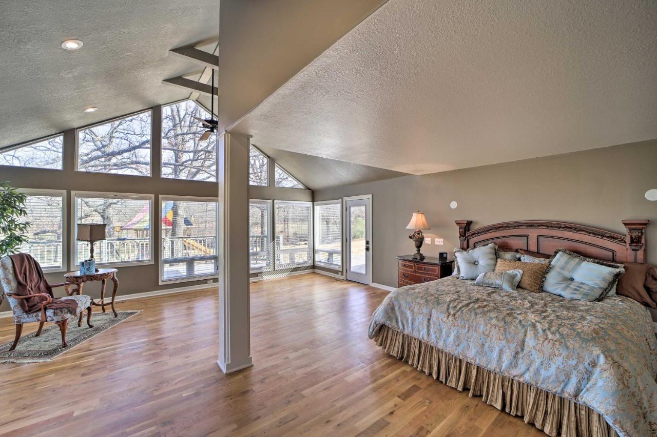 Grand Getaway With Private Pond, Dock And Deck