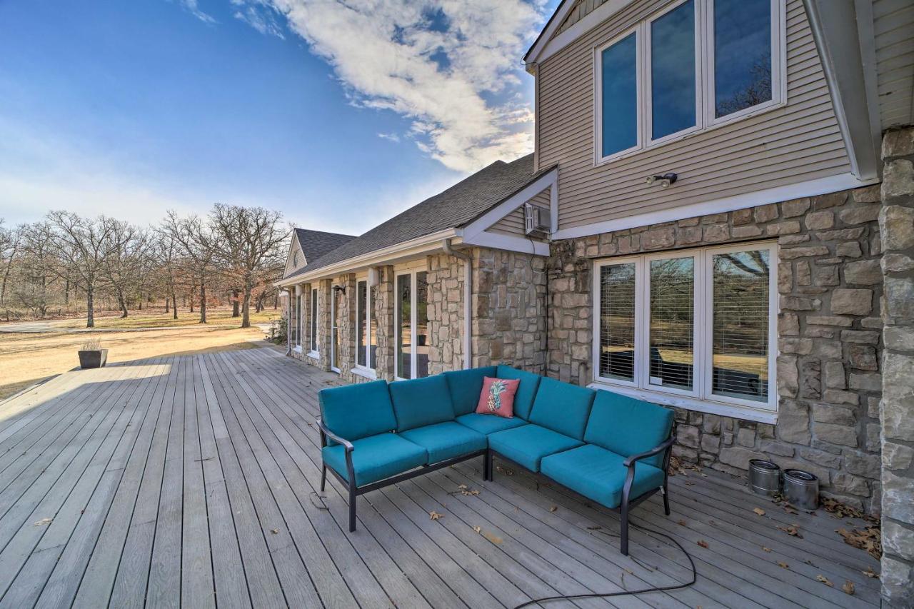 Grand Getaway With Private Pond, Dock And Deck Holiday home