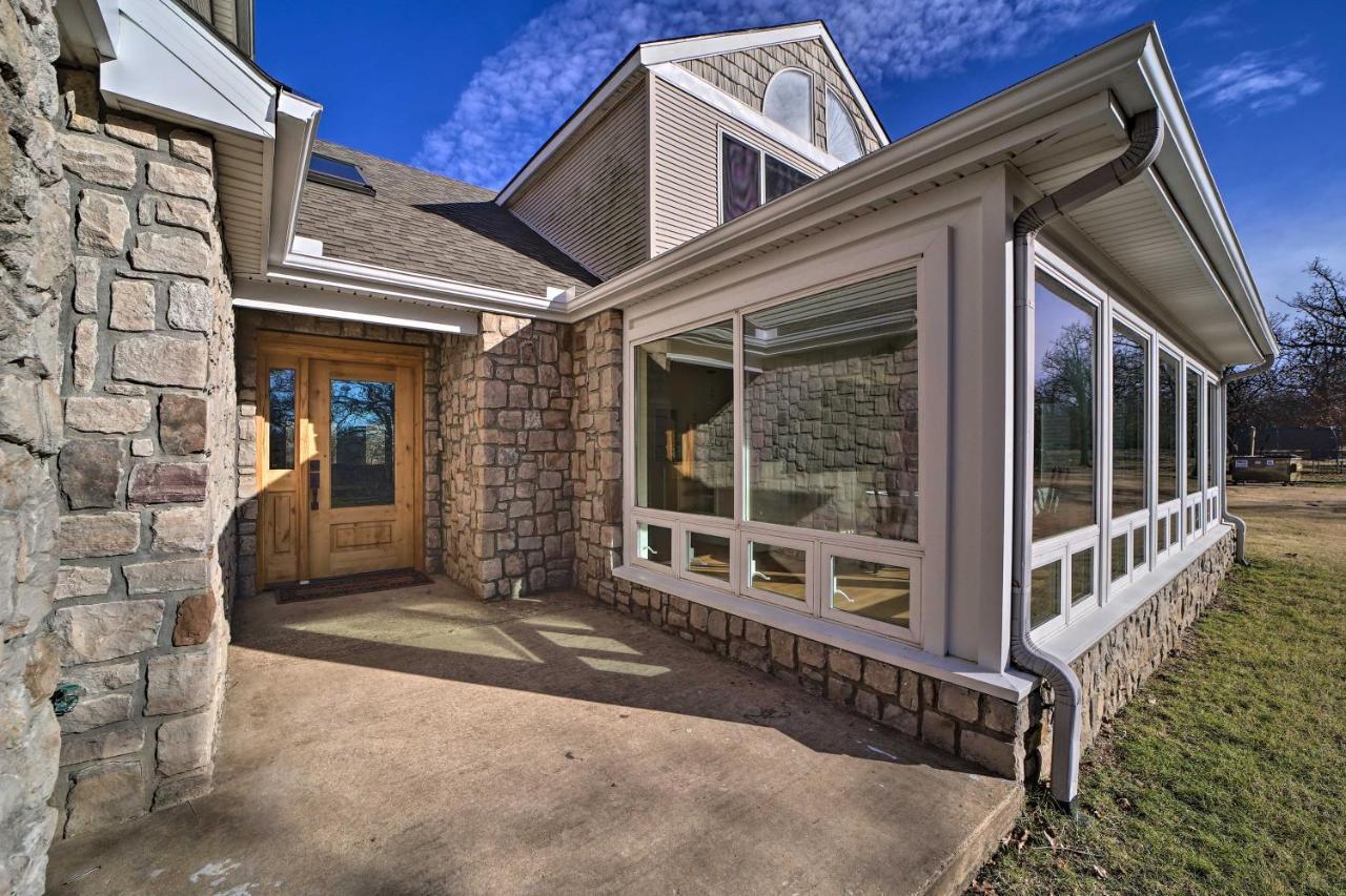 Holiday home Grand Getaway With Private Pond, Dock And Deck