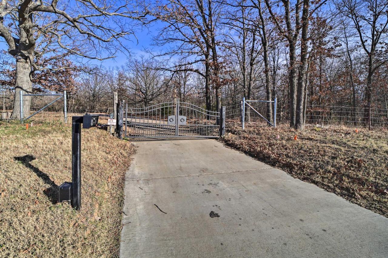 Grand Getaway With Private Pond, Dock And Deck Holiday home Tulsa