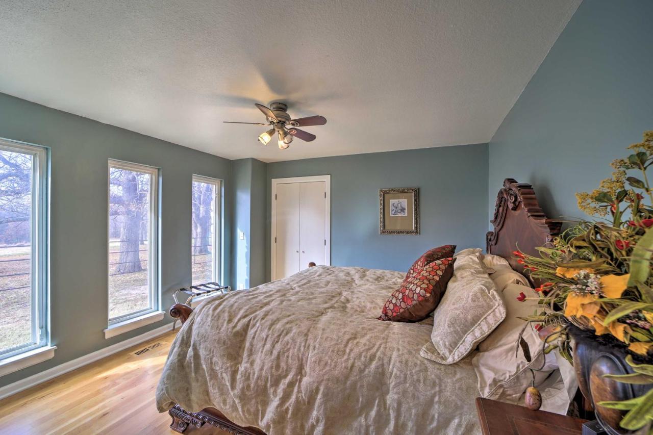 Grand Getaway With Private Pond, Dock And Deck
