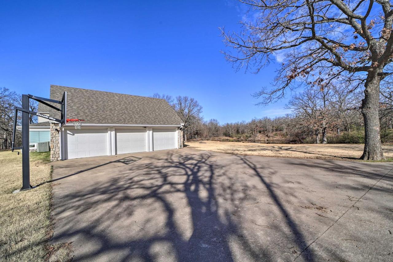 Grand Getaway With Private Pond, Dock And Deck Holiday home Tulsa