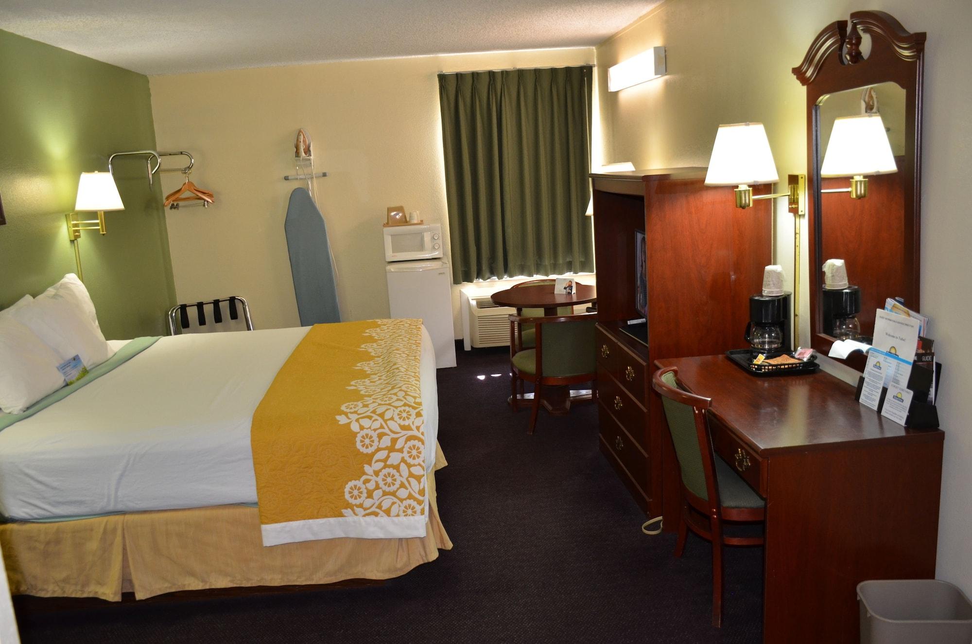 Days By Wyndham Southern Hills/oru Hotel Tulsa