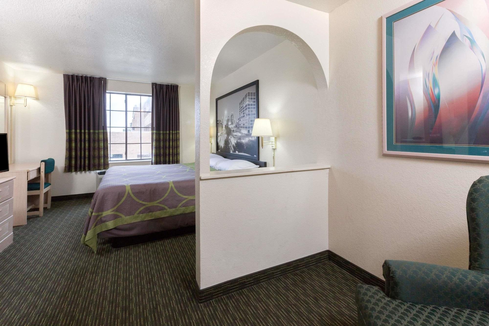 Hotel Super 8 By Wyndham Tulsa/downtown/east Tulsa
