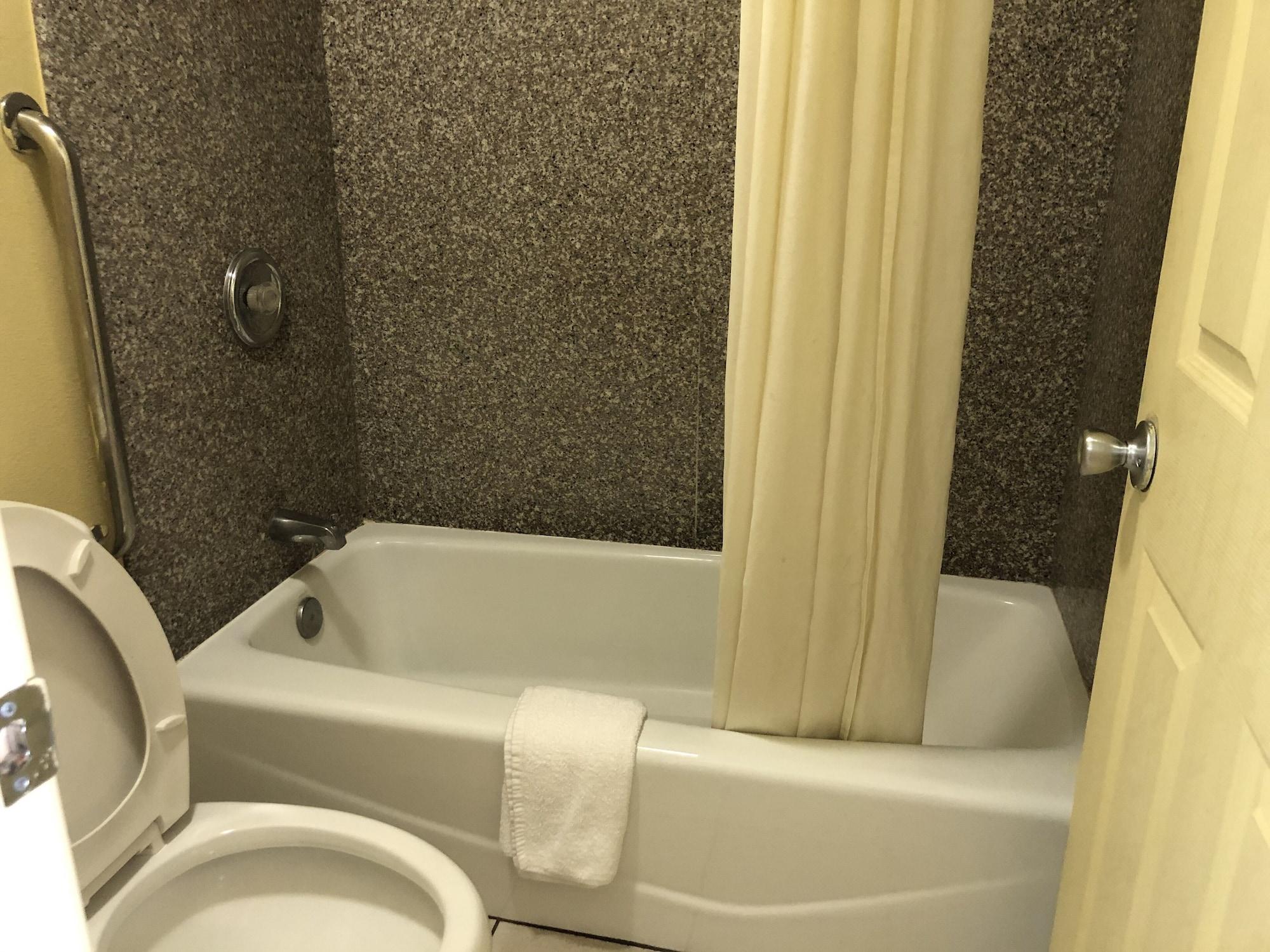 Super 8 By Wyndham Tulsa