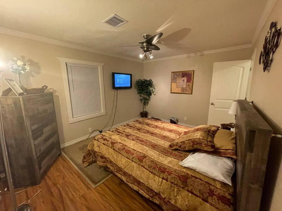 Charming 2 Bedroom Retreat Minutes From Downtown *