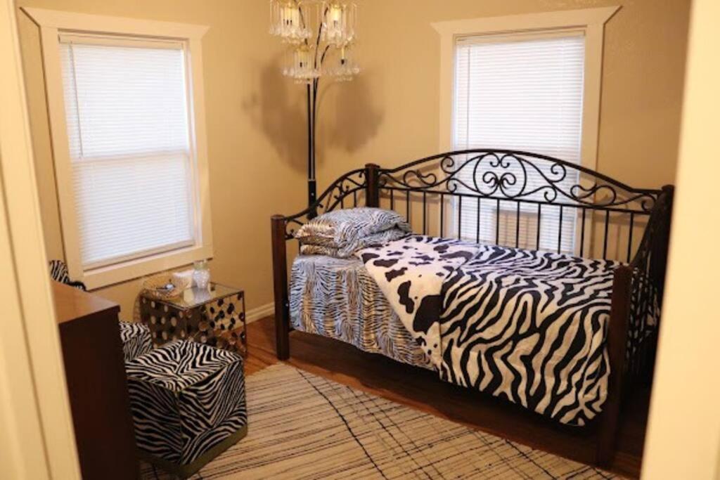 Casa de férias Charming 2 Bedroom Retreat Minutes From Downtown