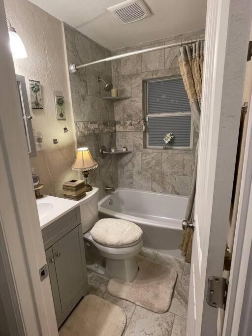 Casa de férias Charming 2 Bedroom Retreat Minutes From Downtown Tulsa