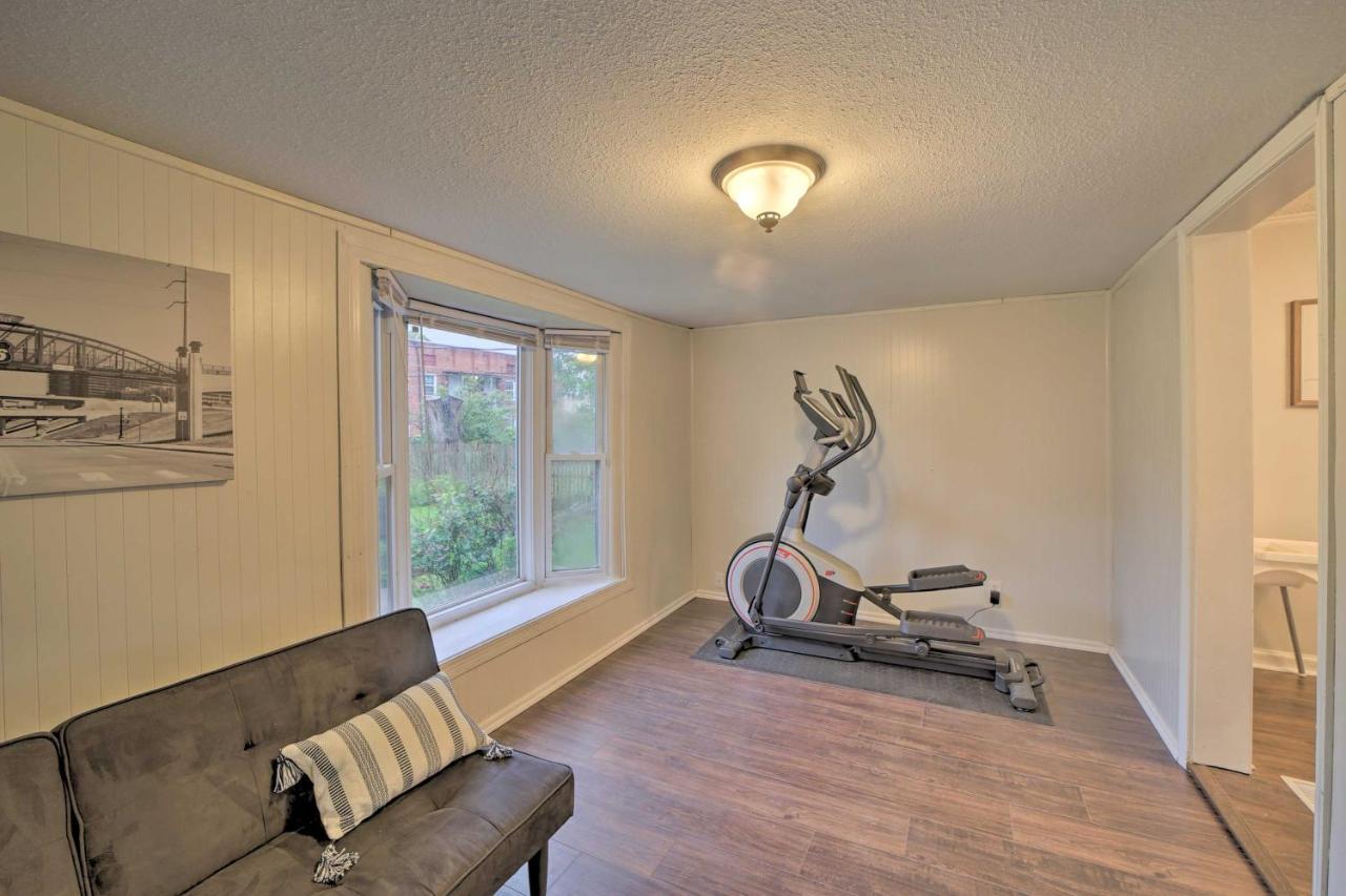 Pet-friendly Digs With Deck And Fenced Yard Holiday home