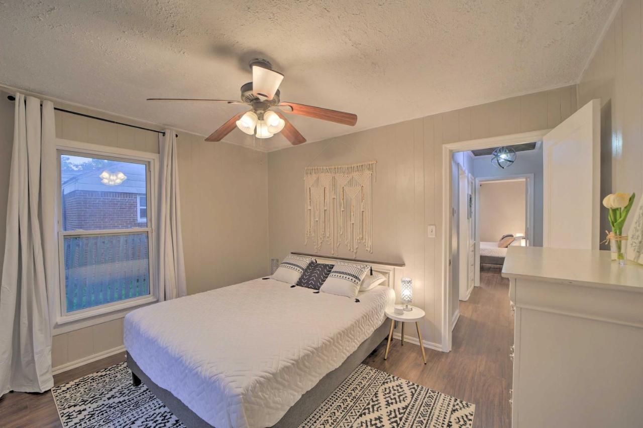 Pet-friendly Digs With Deck And Fenced Yard Holiday home Tulsa