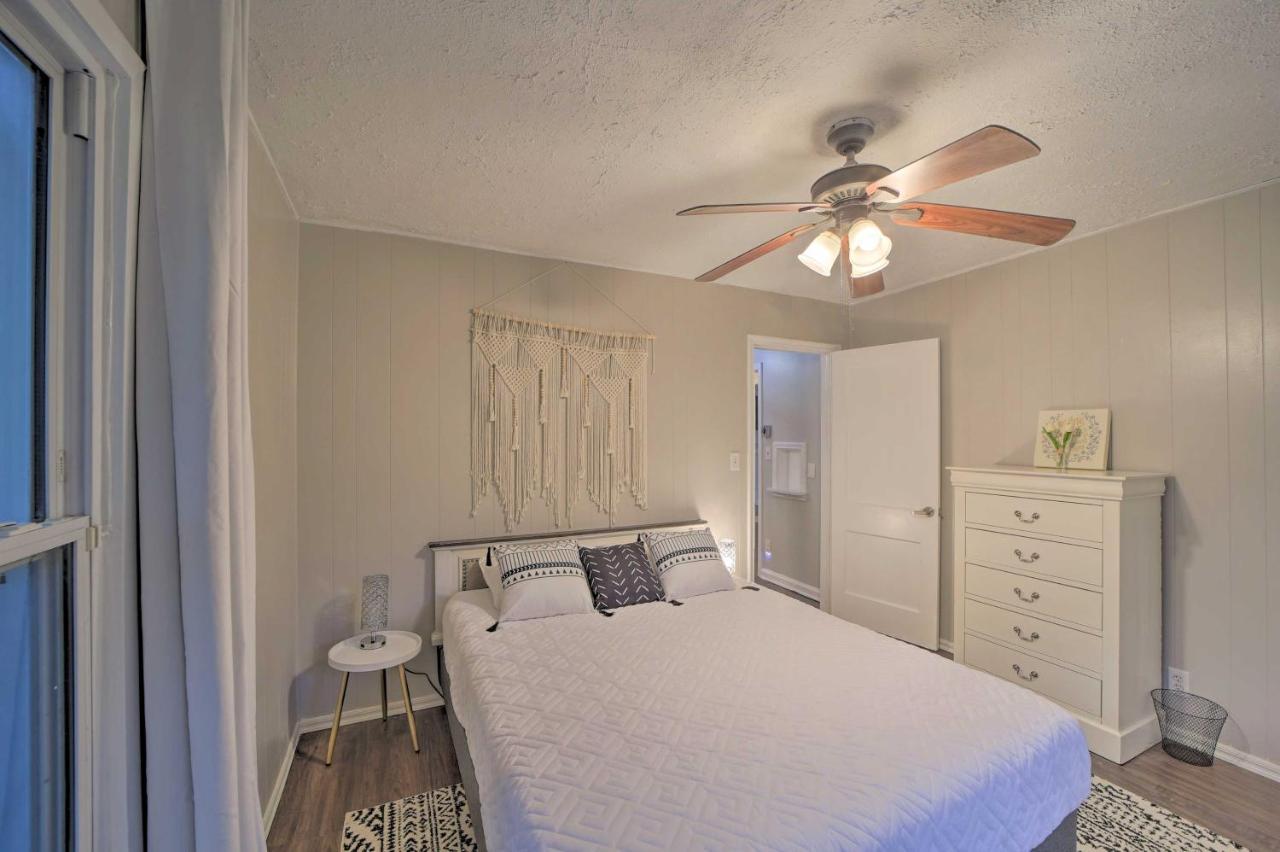 Pet-friendly Digs With Deck And Fenced Yard