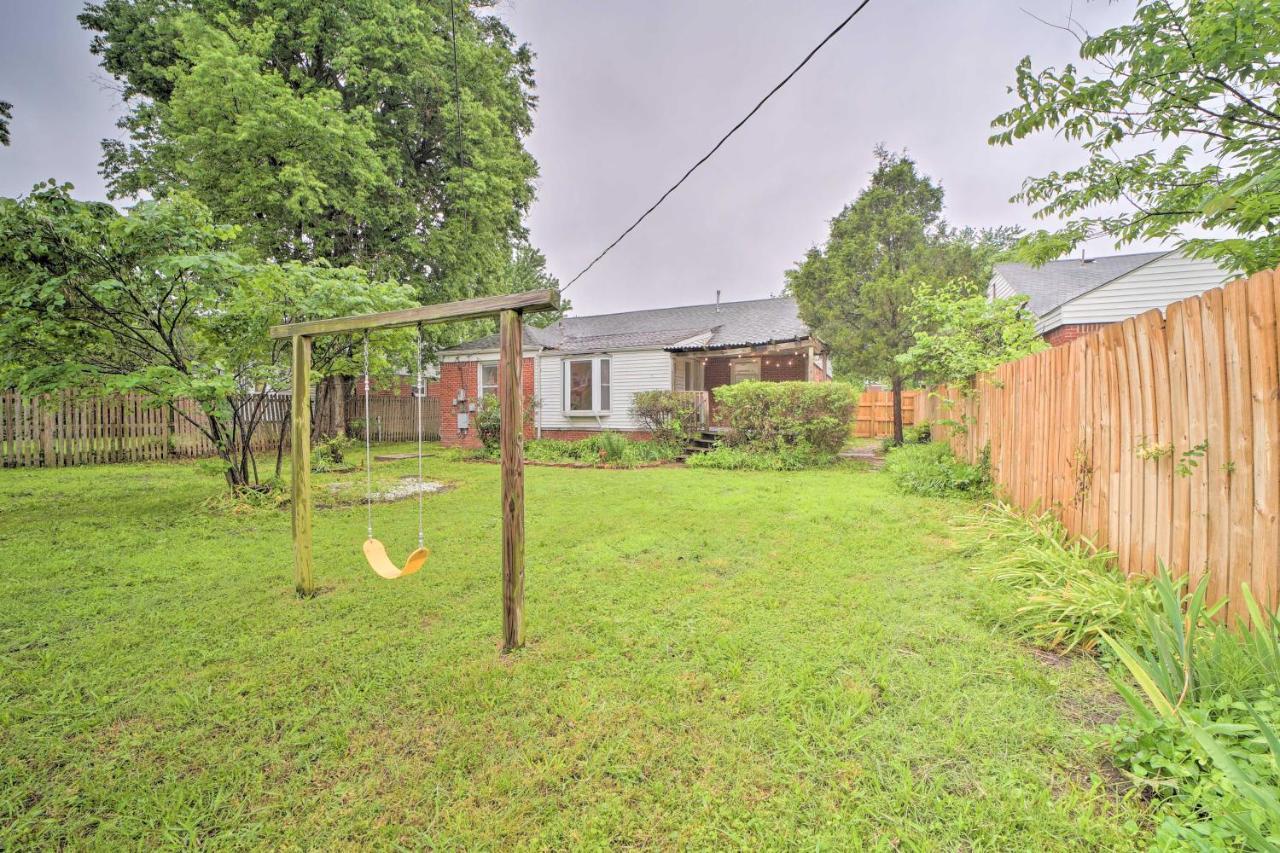 Pet-friendly Digs With Deck And Fenced Yard Holiday home Tulsa