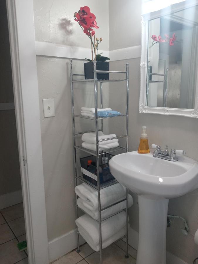 Cherry Street Vintage Apartment-free Parking!