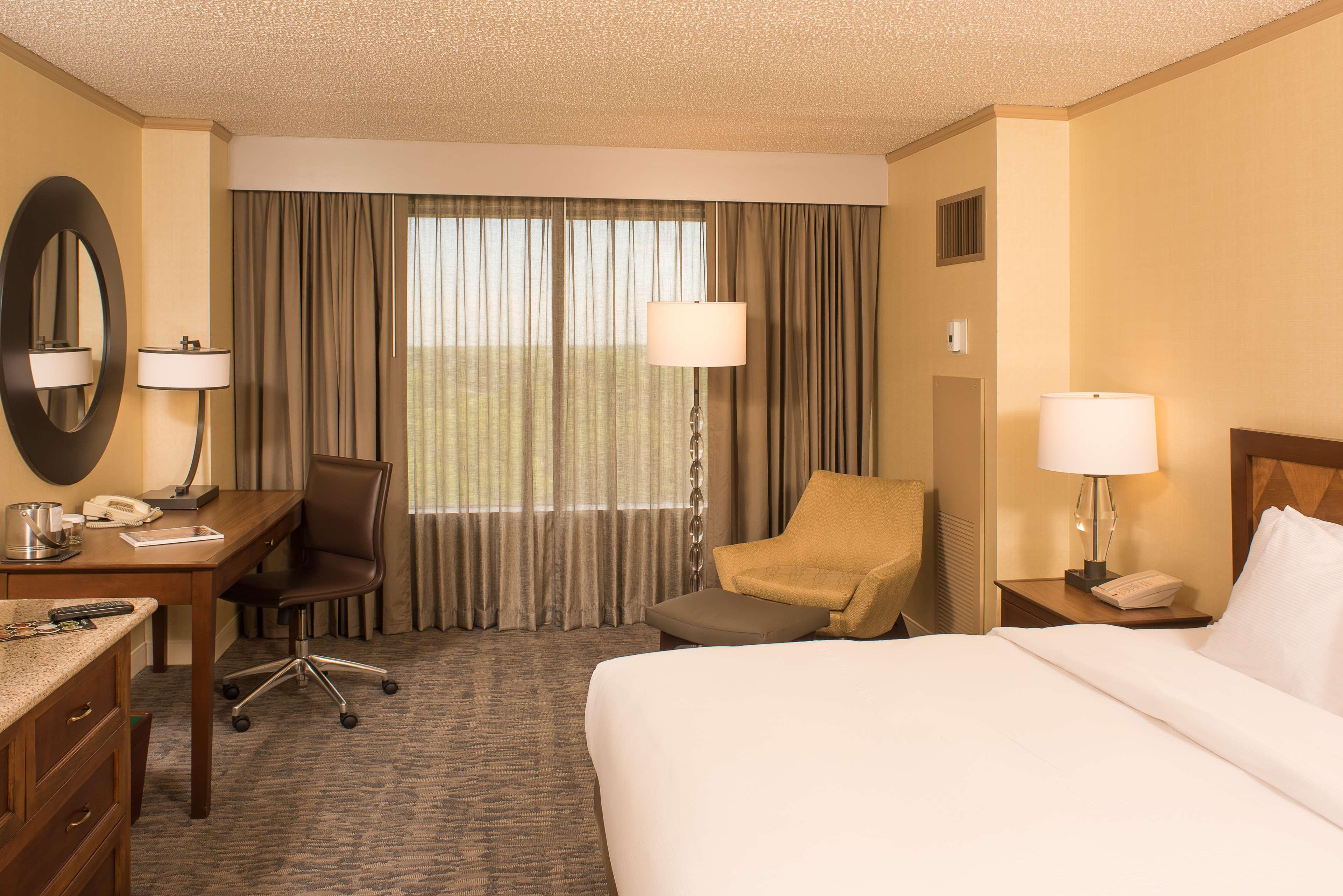 Doubletree By Hilton At Warren Place 3*