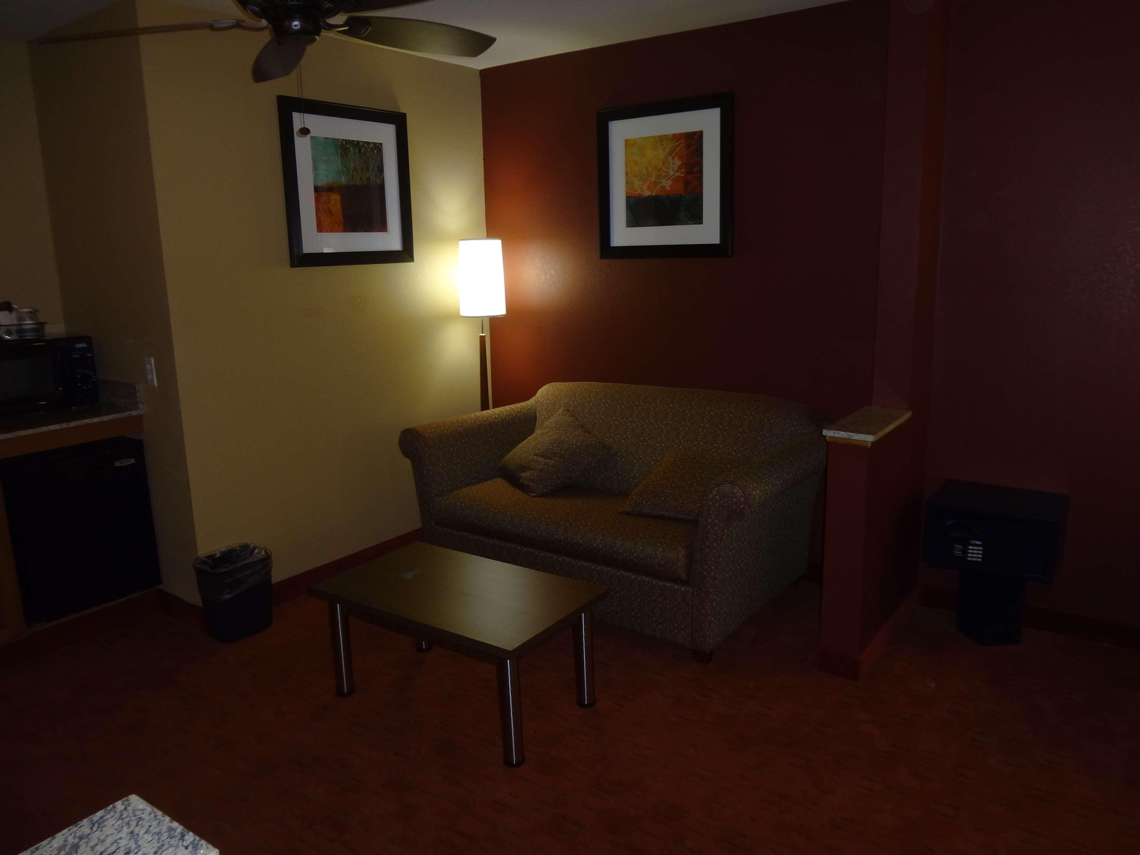 Western Woodland Hills And 3*