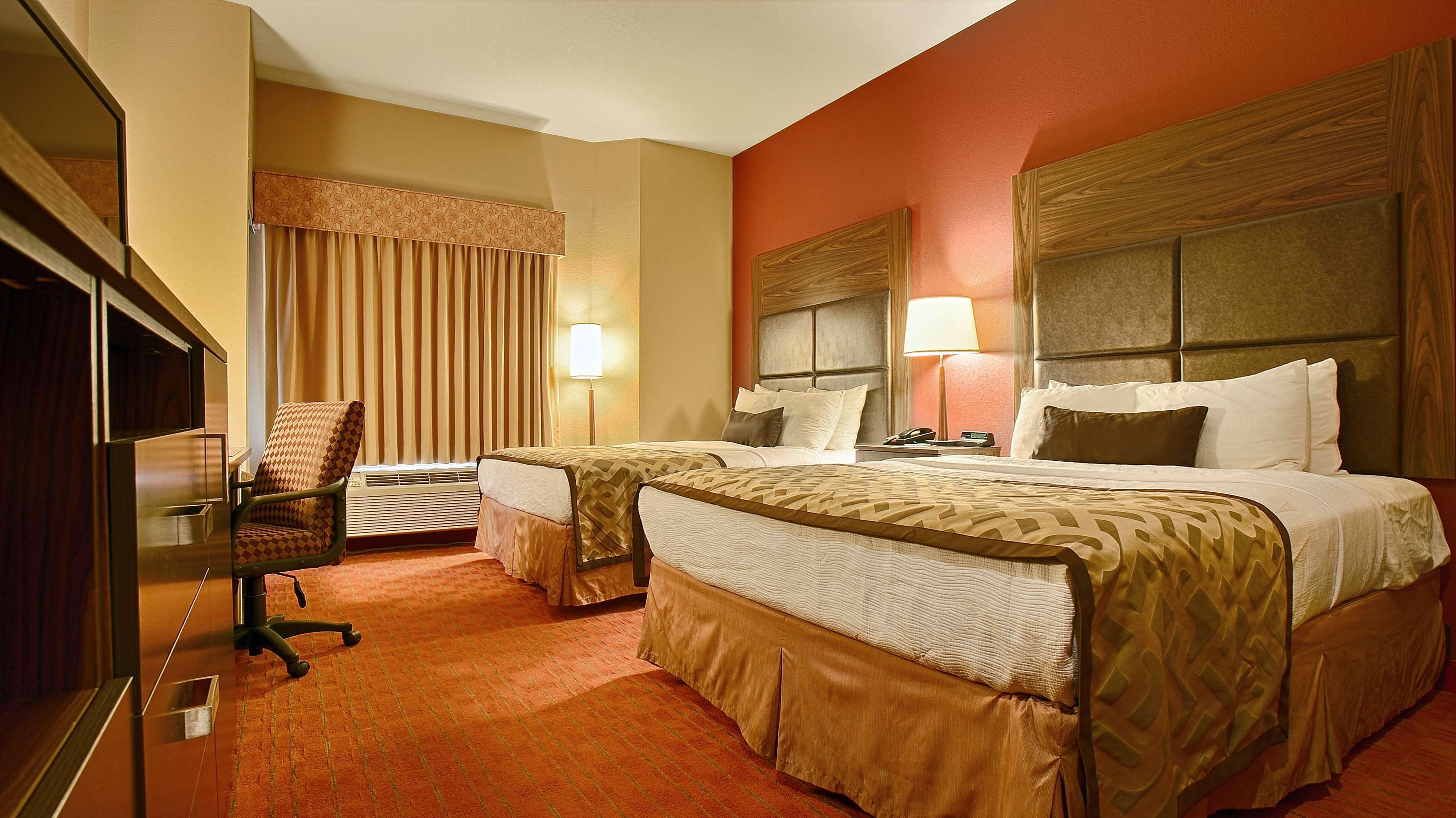 Western Woodland Hills And Hotel Tulsa