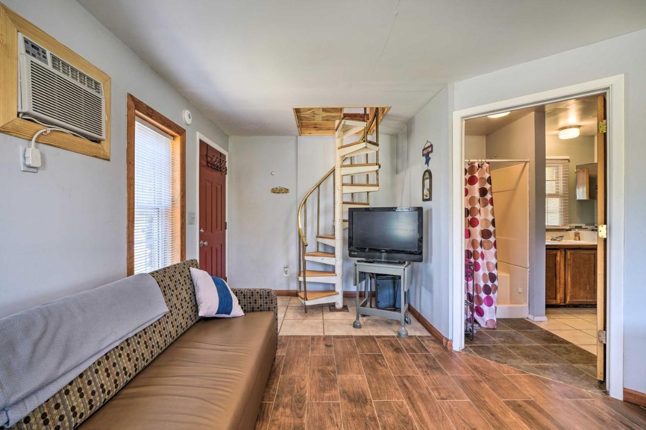 Holiday home The Rockhouse With Deck On Farm! *