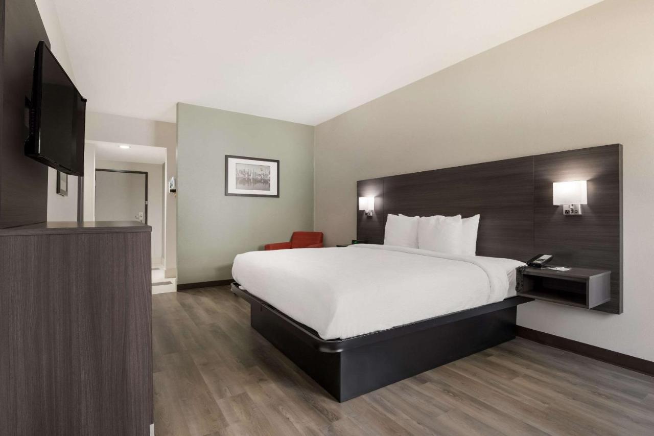 Hotel Quality I-44 3*