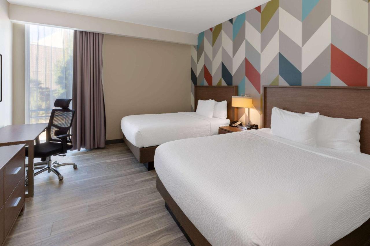 La Quinta & By Wyndham Downtown - Route 66 Hotel
