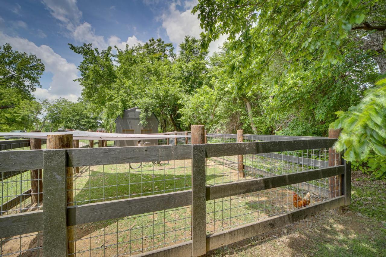 Well-appointed With Fire Pit And Patio! Holiday home