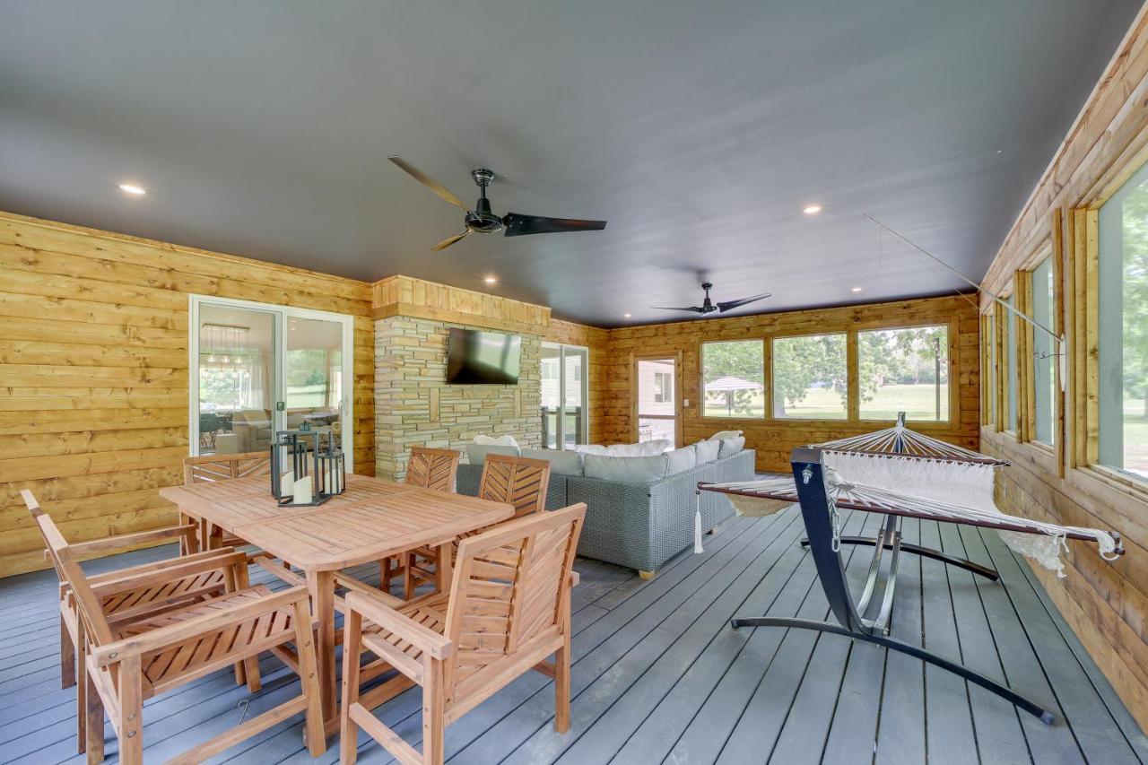 Well-appointed With Fire Pit And Patio!