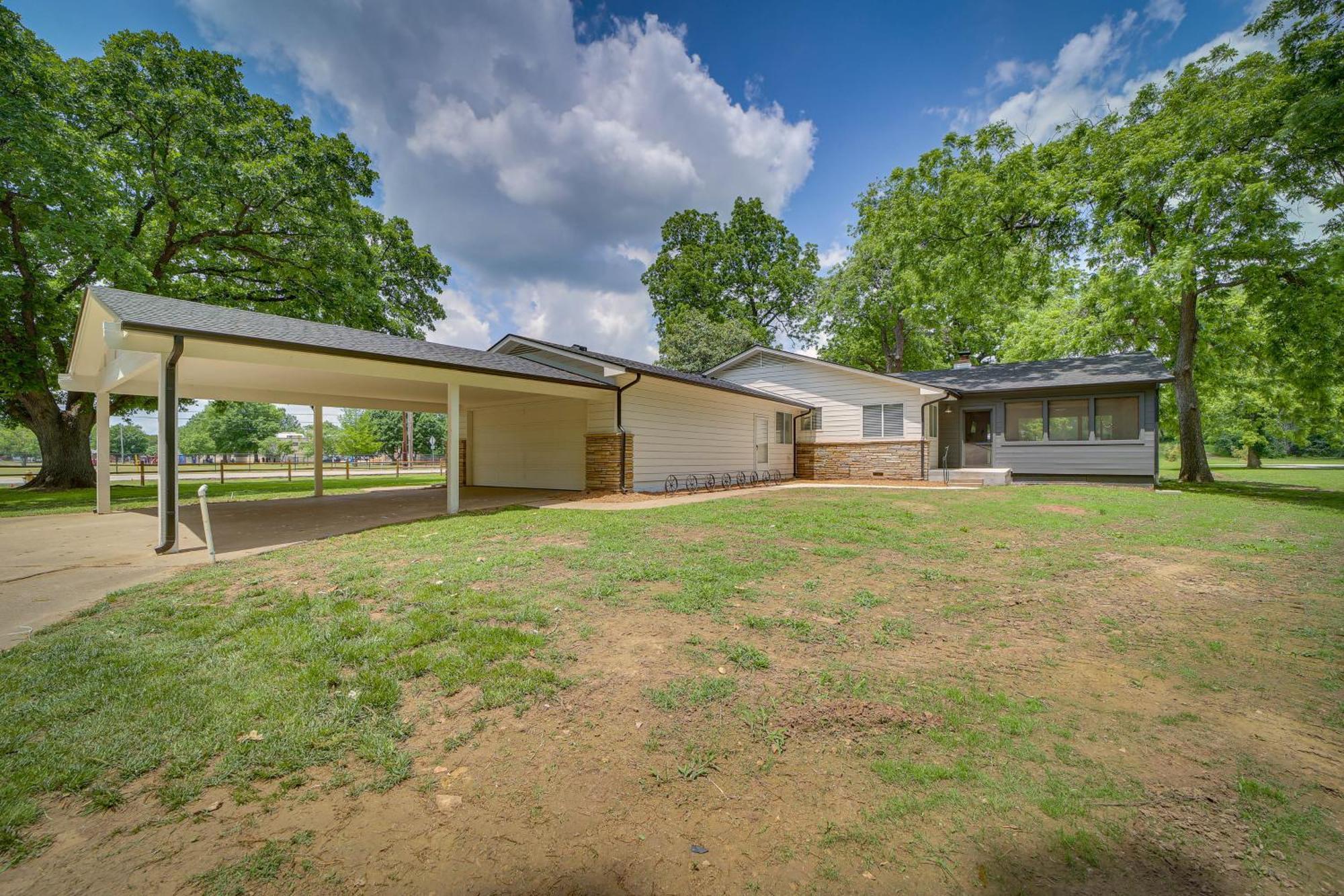 Well-appointed With Fire Pit And Patio! Tulsa