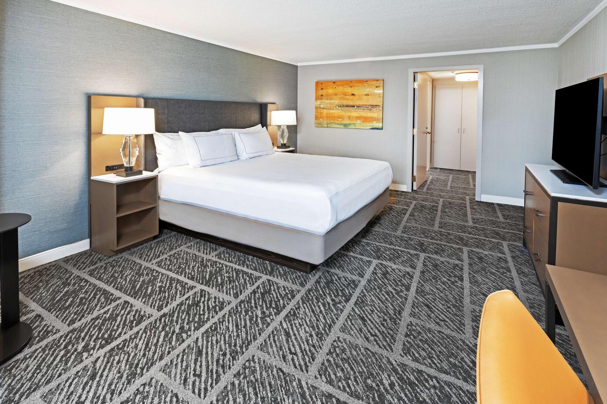 Doubletree By Hilton At Warren Place 3*