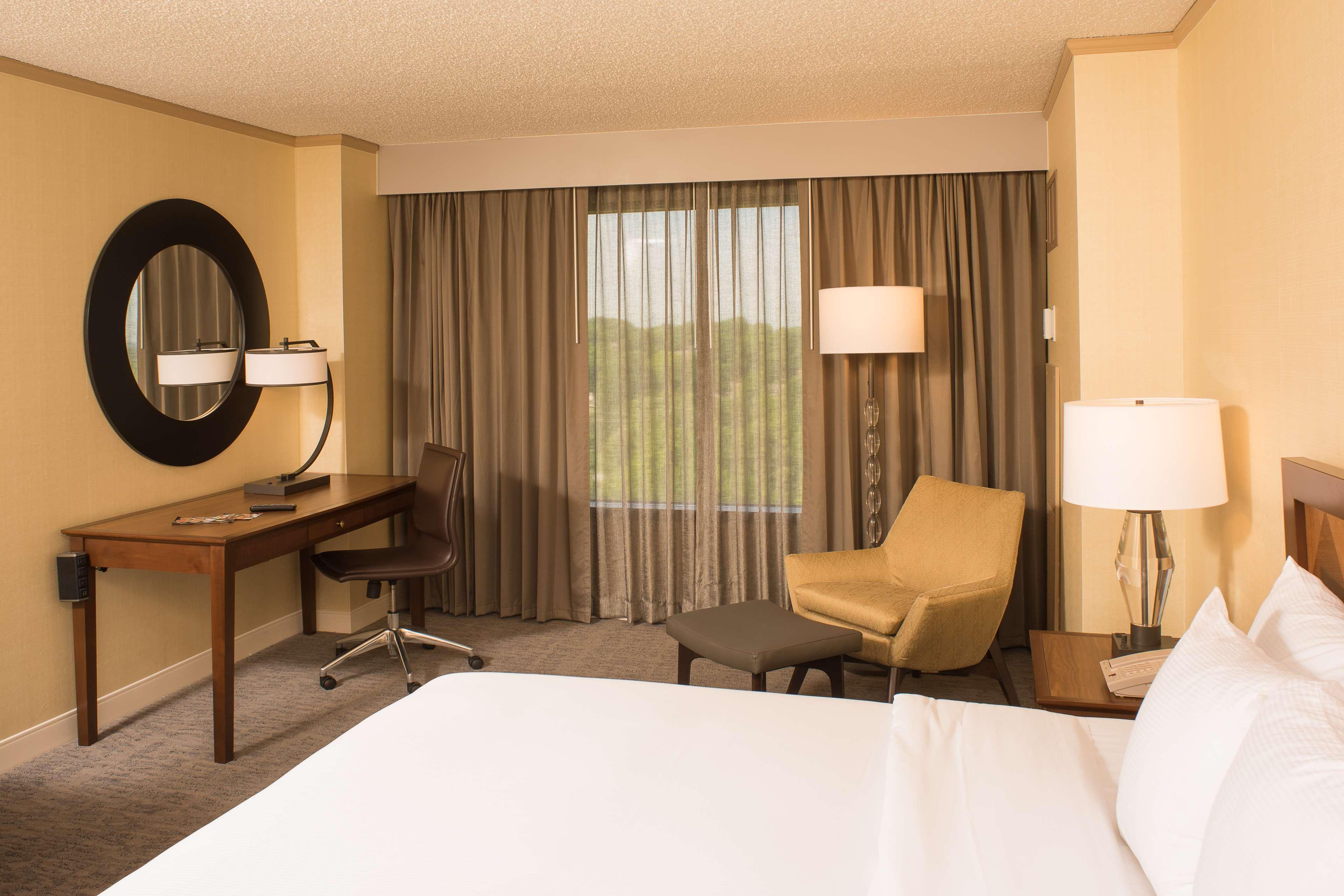 Doubletree By Hilton At Warren Place Hotel Tulsa
