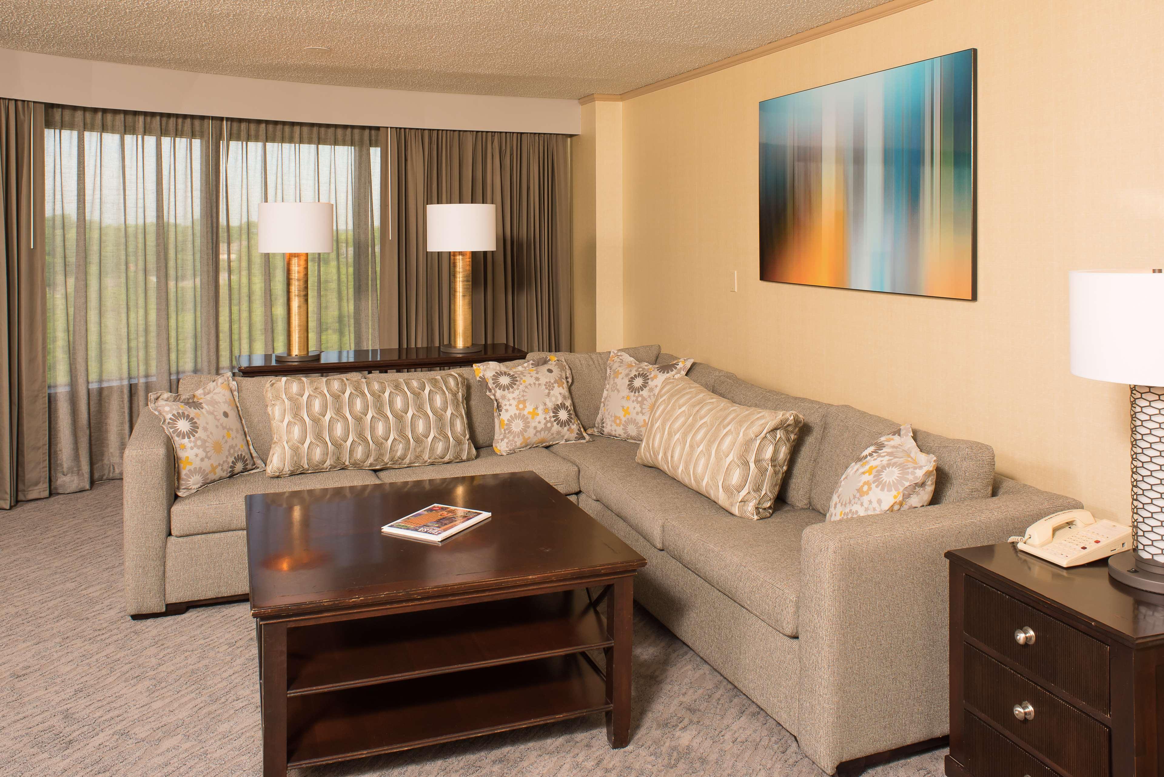 Doubletree By Hilton At Warren Place Hotel Tulsa