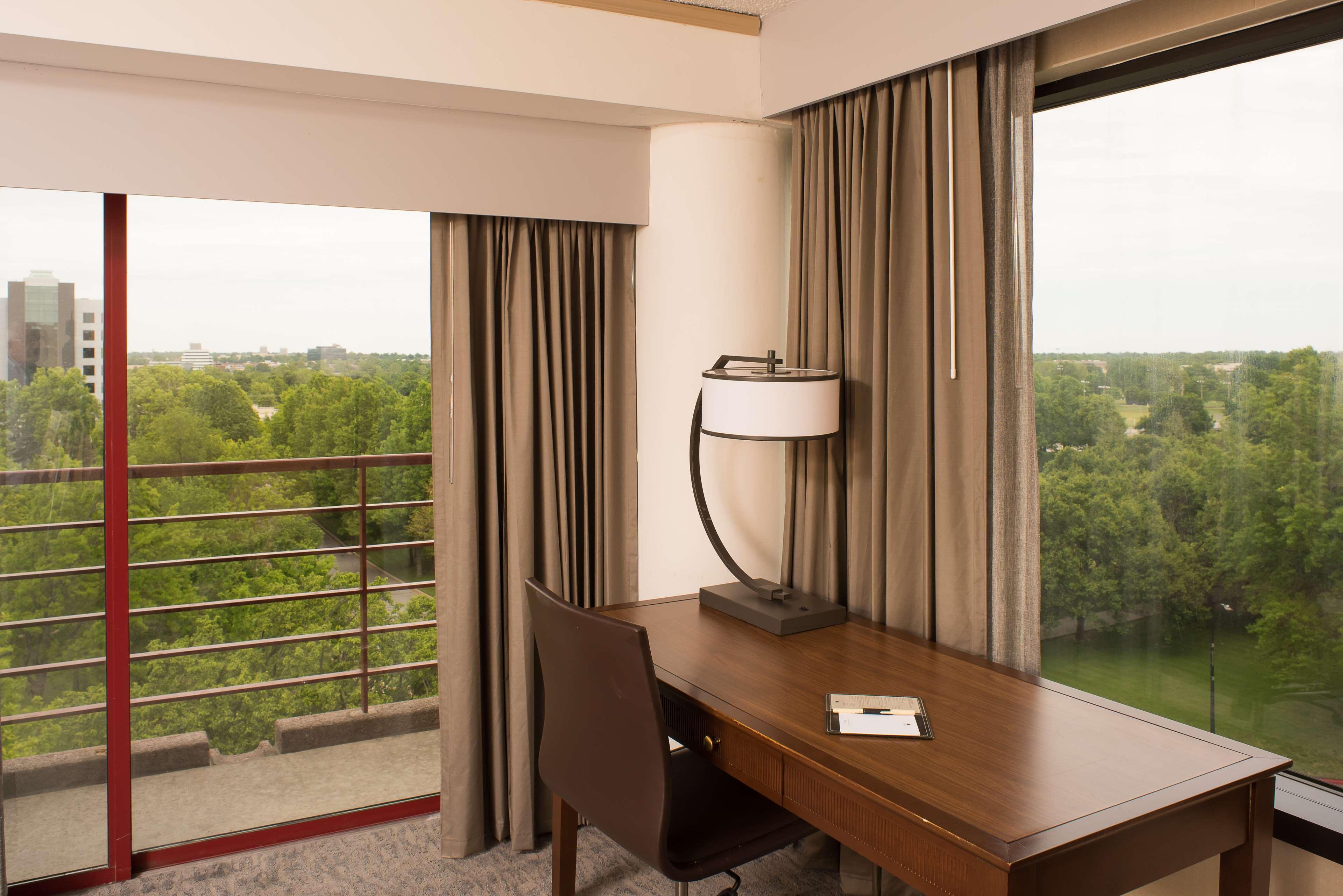 Hotel Doubletree By Hilton At Warren Place Tulsa