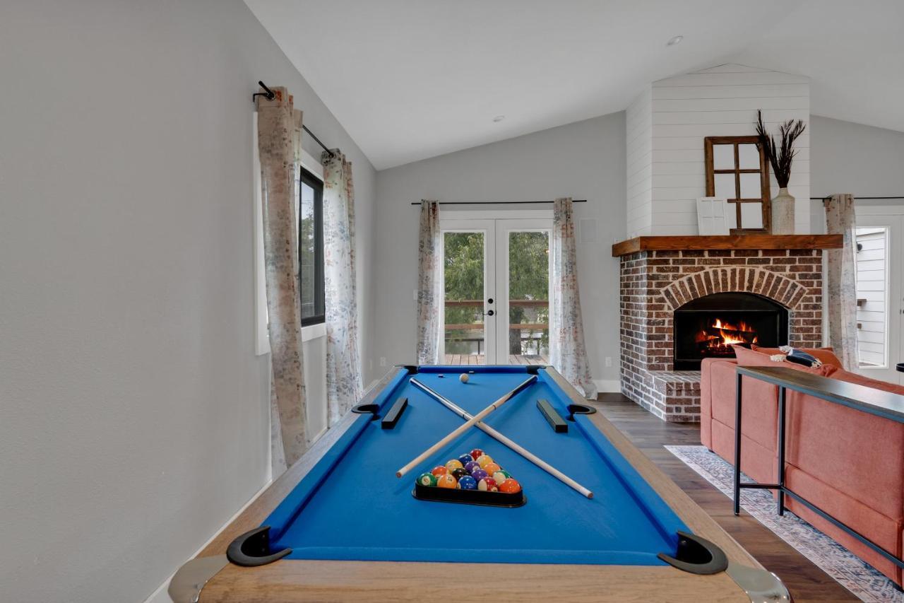Pool Table, Fireplace, Patio, Office Holiday home Tulsa