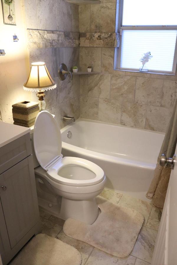 Charming 2 Bedroom Retreat Minutes From Downtown Casa de férias *