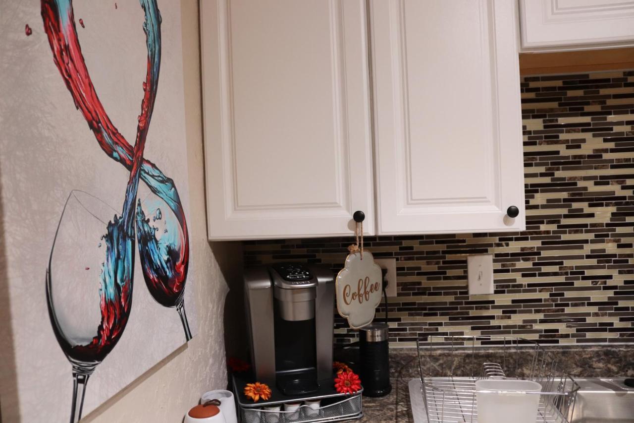 Charming 2 Bedroom Retreat Minutes From Downtown Casa de férias