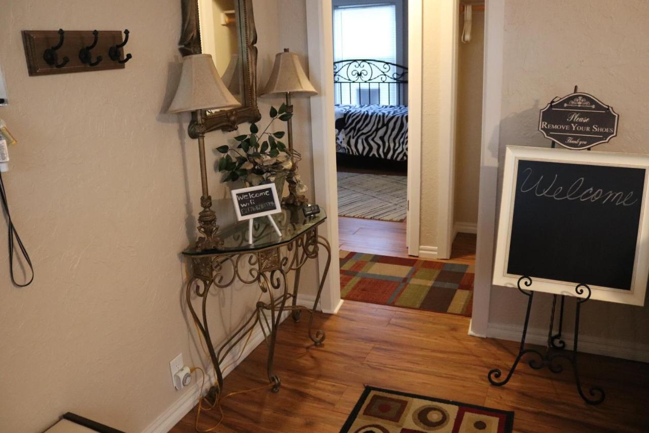 Charming 2 Bedroom Retreat Minutes From Downtown Casa de férias *