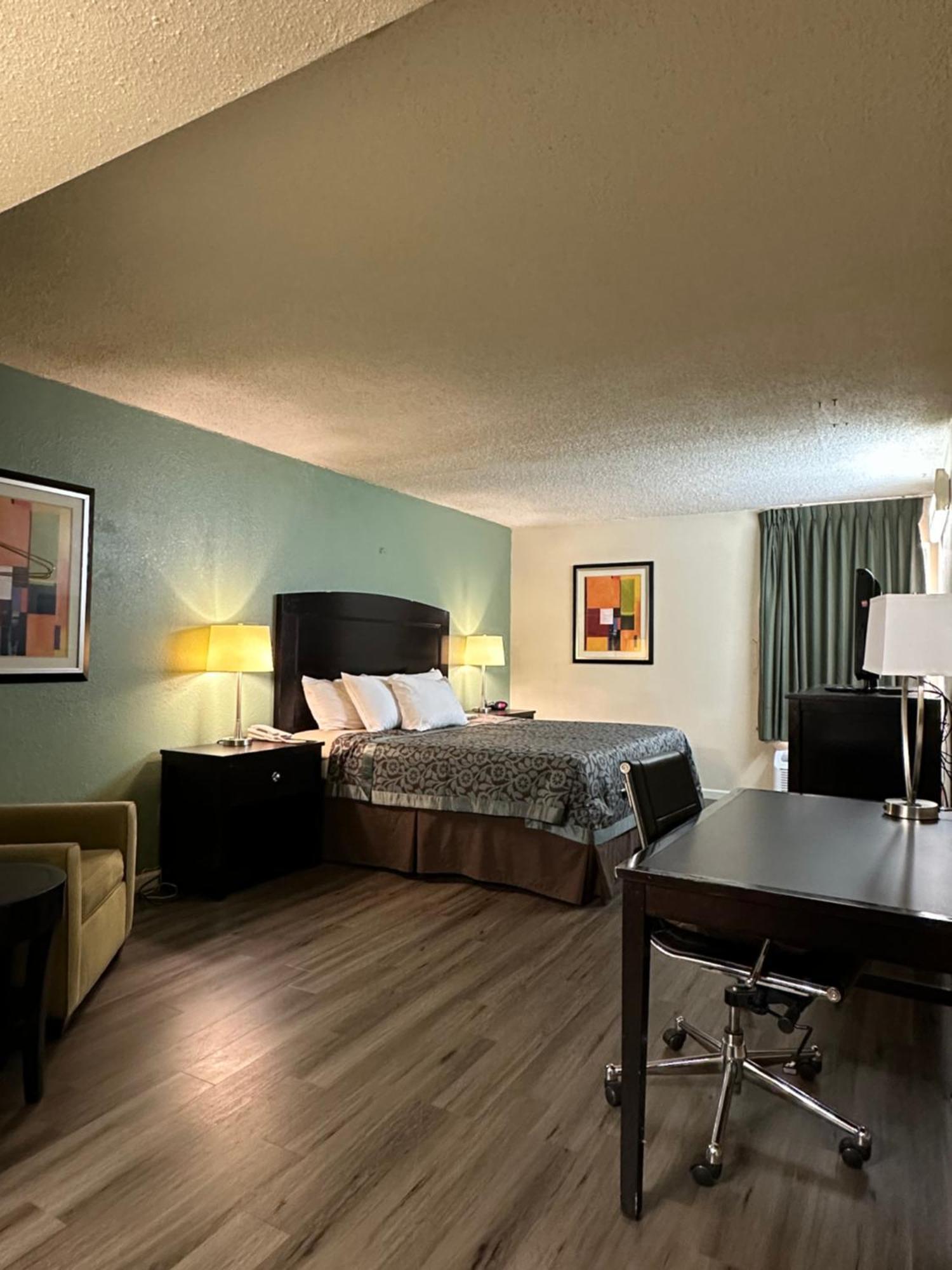 Days By Wyndham Southern Hills/oru Hotel Tulsa