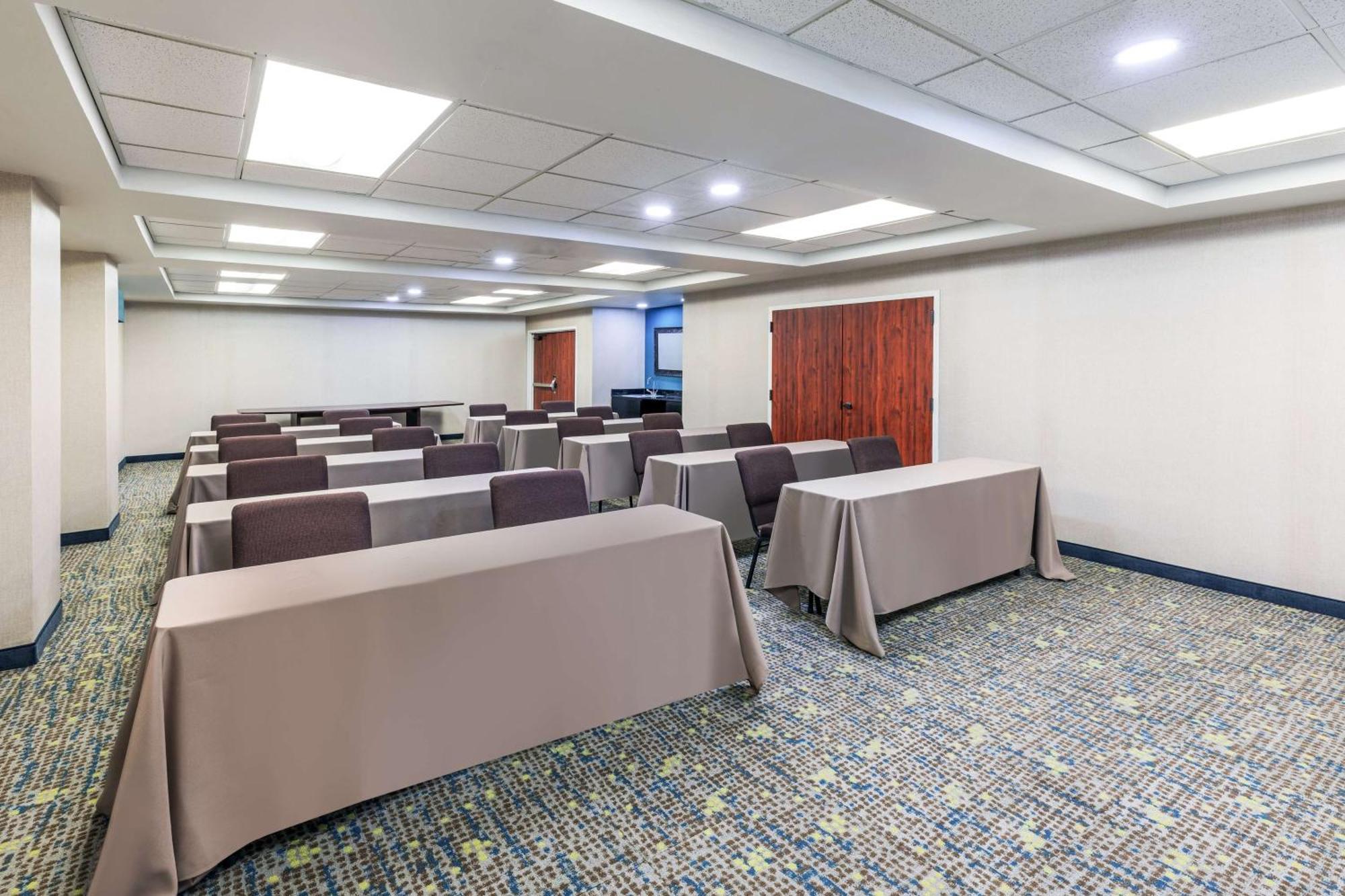 Hampton & Tulsa-woodland Hills Hotel 3*