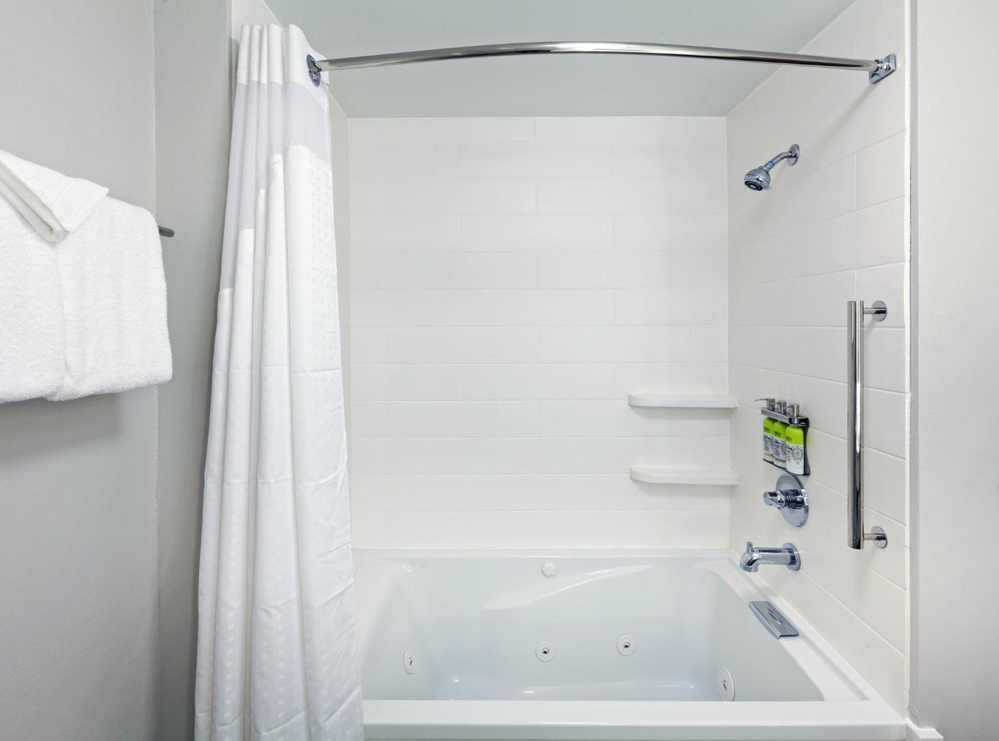 Hotel Express & South - Woodland Hills By Ihg 3*
