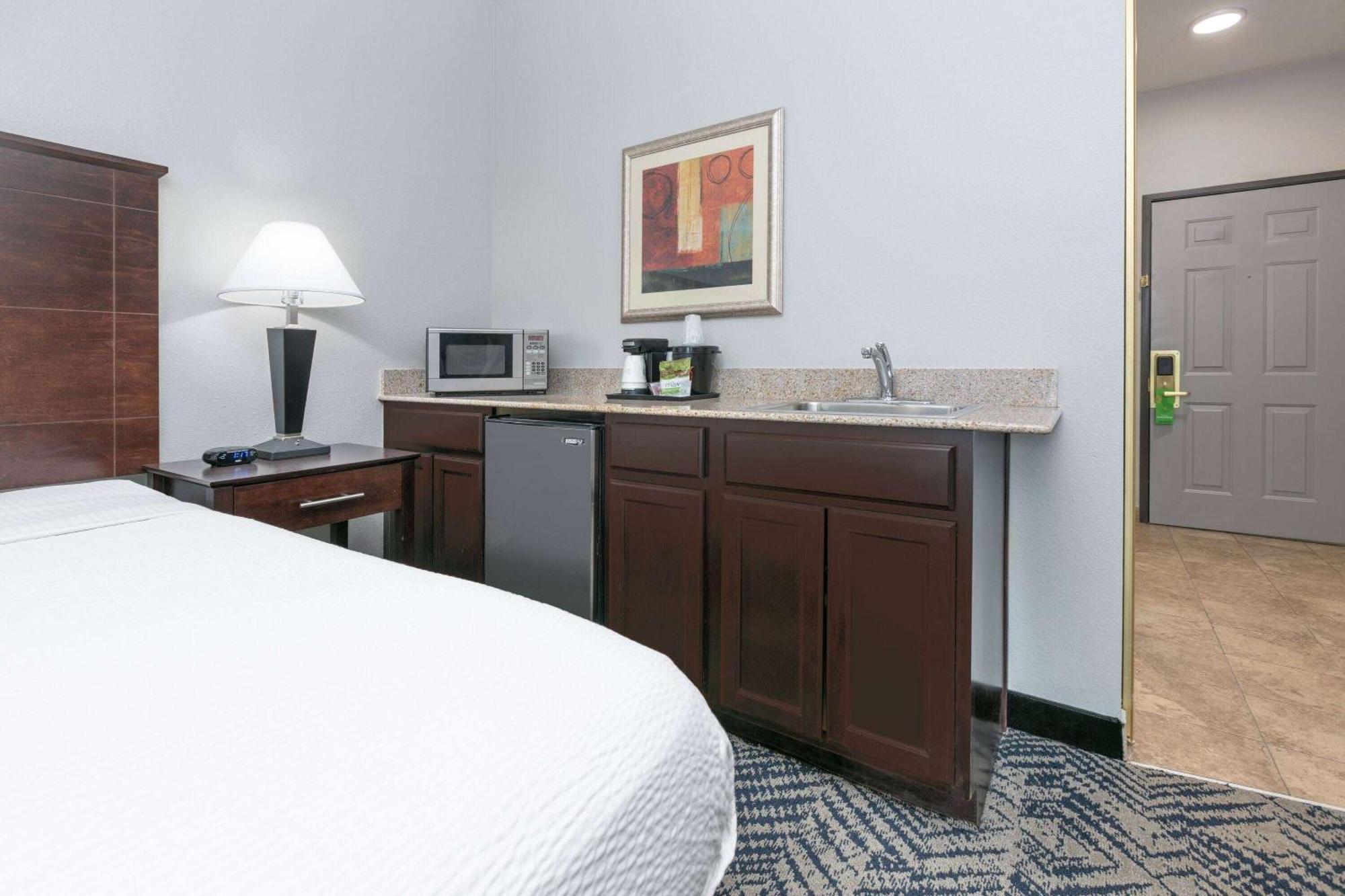 Hotel La Quinta By Wyndham Airport / Expo Square
